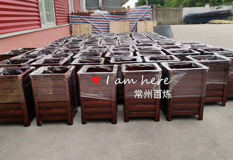 百煉上百只鋼纖維仿木紋花箱如期交貨